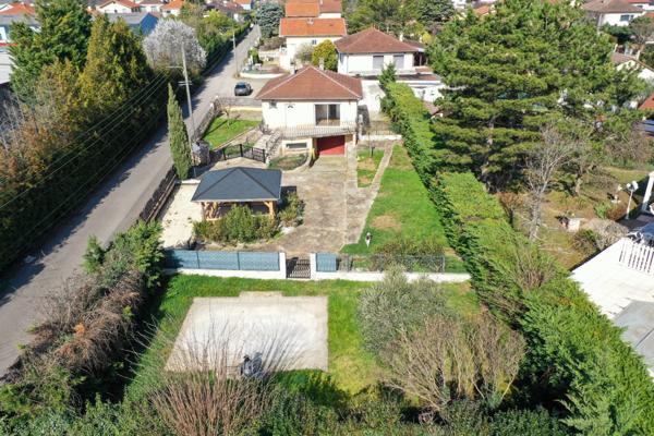 Maison sur sous-sol complet édifiée sur un terrain de 855m².