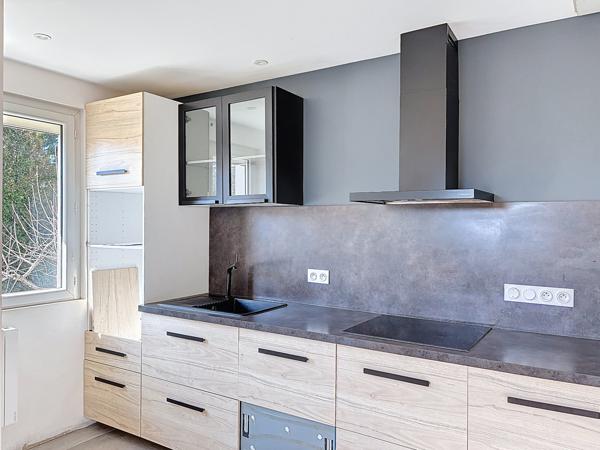 Maison sur sous-sol complet édifiée sur un terrain de 855m².