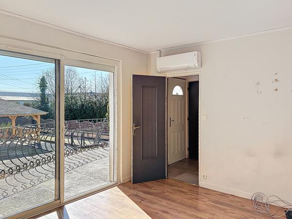 Maison sur sous-sol complet édifiée sur un terrain de 855m².