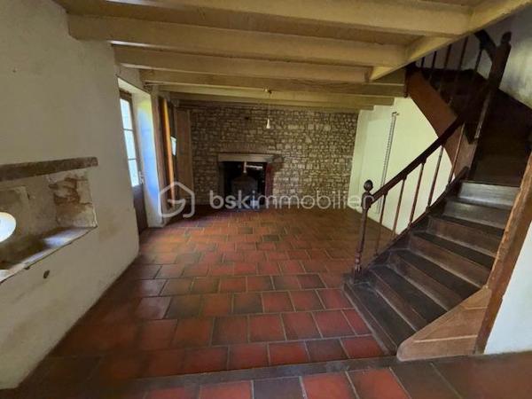 Au rez-de-chaussée, vous découvrirez une grande pièce de vie chaleureuse avec insert, une cuisine équipée d’une cheminée et d’une mezzanine, ainsi qu’un cellier et un garage, offrant de beaux volumes et de nombreuses possibilités d’aménagement.

À l’étage, la maison dispose de deux chambres avec placards intégrés ainsi que d’une salle de bain.

Côté extérieur, vous profiterez d’un vaste terrain d’environ 4000 m², agrémenté d’un puits, idéal pour les amoureux de nature ou les projets de jardinage.

Cette maison au cachet indéniable (poutres apparentes, pierres…) saura séduire les passionnés de rénovation. Elle est déjà habitable, vous permettant de réaliser les travaux à votre rythme.

Idéalement située, vous bénéficiez de la proximité des commodités et d’un accès rapide à la N10 desservant Poitiers.

Une belle opportunité à saisir pour créer la maison de vos rêves !
