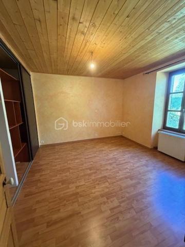 Au rez-de-chaussée, vous découvrirez une grande pièce de vie chaleureuse avec insert, une cuisine équipée d’une cheminée et d’une mezzanine, ainsi qu’un cellier et un garage, offrant de beaux volumes et de nombreuses possibilités d’aménagement.

À l’étage, la maison dispose de deux chambres avec placards intégrés ainsi que d’une salle de bain.

Côté extérieur, vous profiterez d’un vaste terrain d’environ 4000 m², agrémenté d’un puits, idéal pour les amoureux de nature ou les projets de jardinage.

Cette maison au cachet indéniable (poutres apparentes, pierres…) saura séduire les passionnés de rénovation. Elle est déjà habitable, vous permettant de réaliser les travaux à votre rythme.

Idéalement située, vous bénéficiez de la proximité des commodités et d’un accès rapide à la N10 desservant Poitiers.

Une belle opportunité à saisir pour créer la maison de vos rêves !