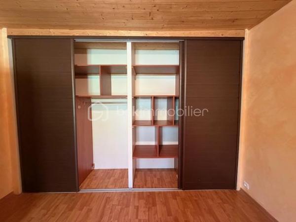 Au rez-de-chaussée, vous découvrirez une grande pièce de vie chaleureuse avec insert, une cuisine équipée d’une cheminée et d’une mezzanine, ainsi qu’un cellier et un garage, offrant de beaux volumes et de nombreuses possibilités d’aménagement.

À l’étage, la maison dispose de deux chambres avec placards intégrés ainsi que d’une salle de bain.

Côté extérieur, vous profiterez d’un vaste terrain d’environ 4000 m², agrémenté d’un puits, idéal pour les amoureux de nature ou les projets de jardinage.

Cette maison au cachet indéniable (poutres apparentes, pierres…) saura séduire les passionnés de rénovation. Elle est déjà habitable, vous permettant de réaliser les travaux à votre rythme.

Idéalement située, vous bénéficiez de la proximité des commodités et d’un accès rapide à la N10 desservant Poitiers.

Une belle opportunité à saisir pour créer la maison de vos rêves !