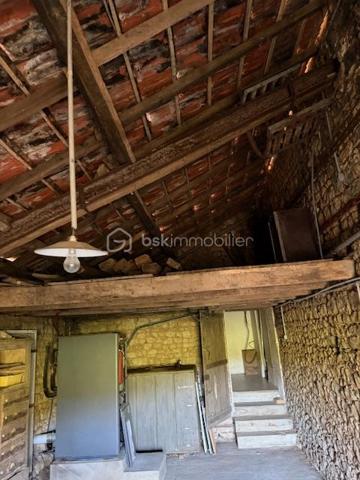 Au rez-de-chaussée, vous découvrirez une grande pièce de vie chaleureuse avec insert, une cuisine équipée d’une cheminée et d’une mezzanine, ainsi qu’un cellier et un garage, offrant de beaux volumes et de nombreuses possibilités d’aménagement.

À l’étage, la maison dispose de deux chambres avec placards intégrés ainsi que d’une salle de bain.

Côté extérieur, vous profiterez d’un vaste terrain d’environ 4000 m², agrémenté d’un puits, idéal pour les amoureux de nature ou les projets de jardinage.

Cette maison au cachet indéniable (poutres apparentes, pierres…) saura séduire les passionnés de rénovation. Elle est déjà habitable, vous permettant de réaliser les travaux à votre rythme.

Idéalement située, vous bénéficiez de la proximité des commodités et d’un accès rapide à la N10 desservant Poitiers.

Une belle opportunité à saisir pour créer la maison de vos rêves !