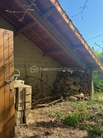 Au rez-de-chaussée, vous découvrirez une grande pièce de vie chaleureuse avec insert, une cuisine équipée d’une cheminée et d’une mezzanine, ainsi qu’un cellier et un garage, offrant de beaux volumes et de nombreuses possibilités d’aménagement.

À l’étage, la maison dispose de deux chambres avec placards intégrés ainsi que d’une salle de bain.

Côté extérieur, vous profiterez d’un vaste terrain d’environ 4000 m², agrémenté d’un puits, idéal pour les amoureux de nature ou les projets de jardinage.

Cette maison au cachet indéniable (poutres apparentes, pierres…) saura séduire les passionnés de rénovation. Elle est déjà habitable, vous permettant de réaliser les travaux à votre rythme.

Idéalement située, vous bénéficiez de la proximité des commodités et d’un accès rapide à la N10 desservant Poitiers.

Une belle opportunité à saisir pour créer la maison de vos rêves !