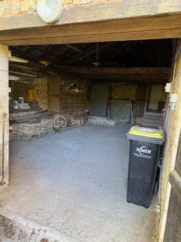 Au rez-de-chaussée, vous découvrirez une grande pièce de vie chaleureuse avec insert, une cuisine équipée d’une cheminée et d’une mezzanine, ainsi qu’un cellier et un garage, offrant de beaux volumes et de nombreuses possibilités d’aménagement.

À l’étage, la maison dispose de deux chambres avec placards intégrés ainsi que d’une salle de bain.

Côté extérieur, vous profiterez d’un vaste terrain d’environ 4000 m², agrémenté d’un puits, idéal pour les amoureux de nature ou les projets de jardinage.

Cette maison au cachet indéniable (poutres apparentes, pierres…) saura séduire les passionnés de rénovation. Elle est déjà habitable, vous permettant de réaliser les travaux à votre rythme.

Idéalement située, vous bénéficiez de la proximité des commodités et d’un accès rapide à la N10 desservant Poitiers.

Une belle opportunité à saisir pour créer la maison de vos rêves !