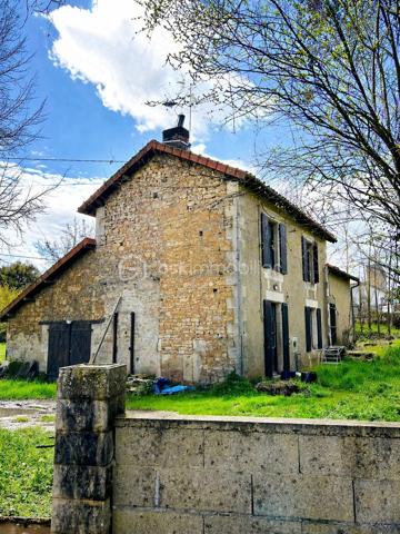 Au rez-de-chaussée, vous découvrirez une grande pièce de vie chaleureuse avec insert, une cuisine équipée d’une cheminée et d’une mezzanine, ainsi qu’un cellier et un garage, offrant de beaux volumes et de nombreuses possibilités d’aménagement.

À l’étage, la maison dispose de deux chambres avec placards intégrés ainsi que d’une salle de bain.

Côté extérieur, vous profiterez d’un vaste terrain d’environ 4000 m², agrémenté d’un puits, idéal pour les amoureux de nature ou les projets de jardinage.

Cette maison au cachet indéniable (poutres apparentes, pierres…) saura séduire les passionnés de rénovation. Elle est déjà habitable, vous permettant de réaliser les travaux à votre rythme.

Idéalement située, vous bénéficiez de la proximité des commodités et d’un accès rapide à la N10 desservant Poitiers.

Une belle opportunité à saisir pour créer la maison de vos rêves !