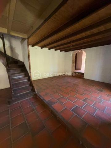 Au rez-de-chaussée, vous découvrirez une grande pièce de vie chaleureuse avec insert, une cuisine équipée d’une cheminée et d’une mezzanine, ainsi qu’un cellier et un garage, offrant de beaux volumes et de nombreuses possibilités d’aménagement.

À l’étage, la maison dispose de deux chambres avec placards intégrés ainsi que d’une salle de bain.

Côté extérieur, vous profiterez d’un vaste terrain d’environ 4000 m², agrémenté d’un puits, idéal pour les amoureux de nature ou les projets de jardinage.

Cette maison au cachet indéniable (poutres apparentes, pierres…) saura séduire les passionnés de rénovation. Elle est déjà habitable, vous permettant de réaliser les travaux à votre rythme.

Idéalement située, vous bénéficiez de la proximité des commodités et d’un accès rapide à la N10 desservant Poitiers.

Une belle opportunité à saisir pour créer la maison de vos rêves !
