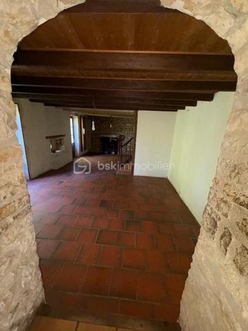 Au rez-de-chaussée, vous découvrirez une grande pièce de vie chaleureuse avec insert, une cuisine équipée d’une cheminée et d’une mezzanine, ainsi qu’un cellier et un garage, offrant de beaux volumes et de nombreuses possibilités d’aménagement.

À l’étage, la maison dispose de deux chambres avec placards intégrés ainsi que d’une salle de bain.

Côté extérieur, vous profiterez d’un vaste terrain d’environ 4000 m², agrémenté d’un puits, idéal pour les amoureux de nature ou les projets de jardinage.

Cette maison au cachet indéniable (poutres apparentes, pierres…) saura séduire les passionnés de rénovation. Elle est déjà habitable, vous permettant de réaliser les travaux à votre rythme.

Idéalement située, vous bénéficiez de la proximité des commodités et d’un accès rapide à la N10 desservant Poitiers.

Une belle opportunité à saisir pour créer la maison de vos rêves !