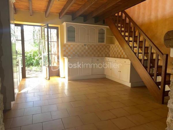 Au rez-de-chaussée, vous découvrirez une grande pièce de vie chaleureuse avec insert, une cuisine équipée d’une cheminée et d’une mezzanine, ainsi qu’un cellier et un garage, offrant de beaux volumes et de nombreuses possibilités d’aménagement.

À l’étage, la maison dispose de deux chambres avec placards intégrés ainsi que d’une salle de bain.

Côté extérieur, vous profiterez d’un vaste terrain d’environ 4000 m², agrémenté d’un puits, idéal pour les amoureux de nature ou les projets de jardinage.

Cette maison au cachet indéniable (poutres apparentes, pierres…) saura séduire les passionnés de rénovation. Elle est déjà habitable, vous permettant de réaliser les travaux à votre rythme.

Idéalement située, vous bénéficiez de la proximité des commodités et d’un accès rapide à la N10 desservant Poitiers.

Une belle opportunité à saisir pour créer la maison de vos rêves !