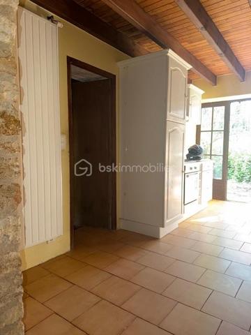 Au rez-de-chaussée, vous découvrirez une grande pièce de vie chaleureuse avec insert, une cuisine équipée d’une cheminée et d’une mezzanine, ainsi qu’un cellier et un garage, offrant de beaux volumes et de nombreuses possibilités d’aménagement.

À l’étage, la maison dispose de deux chambres avec placards intégrés ainsi que d’une salle de bain.

Côté extérieur, vous profiterez d’un vaste terrain d’environ 4000 m², agrémenté d’un puits, idéal pour les amoureux de nature ou les projets de jardinage.

Cette maison au cachet indéniable (poutres apparentes, pierres…) saura séduire les passionnés de rénovation. Elle est déjà habitable, vous permettant de réaliser les travaux à votre rythme.

Idéalement située, vous bénéficiez de la proximité des commodités et d’un accès rapide à la N10 desservant Poitiers.

Une belle opportunité à saisir pour créer la maison de vos rêves !