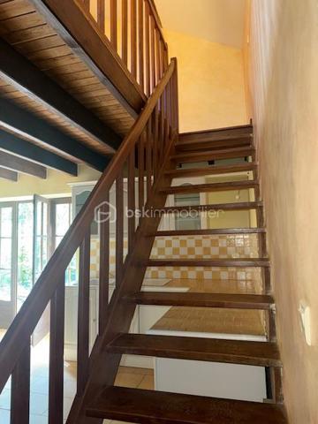 Au rez-de-chaussée, vous découvrirez une grande pièce de vie chaleureuse avec insert, une cuisine équipée d’une cheminée et d’une mezzanine, ainsi qu’un cellier et un garage, offrant de beaux volumes et de nombreuses possibilités d’aménagement.

À l’étage, la maison dispose de deux chambres avec placards intégrés ainsi que d’une salle de bain.

Côté extérieur, vous profiterez d’un vaste terrain d’environ 4000 m², agrémenté d’un puits, idéal pour les amoureux de nature ou les projets de jardinage.

Cette maison au cachet indéniable (poutres apparentes, pierres…) saura séduire les passionnés de rénovation. Elle est déjà habitable, vous permettant de réaliser les travaux à votre rythme.

Idéalement située, vous bénéficiez de la proximité des commodités et d’un accès rapide à la N10 desservant Poitiers.

Une belle opportunité à saisir pour créer la maison de vos rêves !