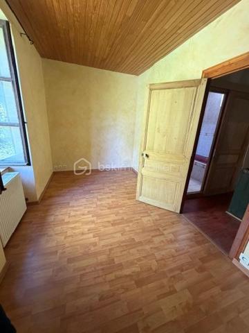 Au rez-de-chaussée, vous découvrirez une grande pièce de vie chaleureuse avec insert, une cuisine équipée d’une cheminée et d’une mezzanine, ainsi qu’un cellier et un garage, offrant de beaux volumes et de nombreuses possibilités d’aménagement.

À l’étage, la maison dispose de deux chambres avec placards intégrés ainsi que d’une salle de bain.

Côté extérieur, vous profiterez d’un vaste terrain d’environ 4000 m², agrémenté d’un puits, idéal pour les amoureux de nature ou les projets de jardinage.

Cette maison au cachet indéniable (poutres apparentes, pierres…) saura séduire les passionnés de rénovation. Elle est déjà habitable, vous permettant de réaliser les travaux à votre rythme.

Idéalement située, vous bénéficiez de la proximité des commodités et d’un accès rapide à la N10 desservant Poitiers.

Une belle opportunité à saisir pour créer la maison de vos rêves !