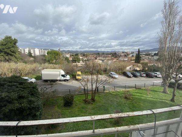Appartement T4/5, traversant avec balcon fermé et cave.
