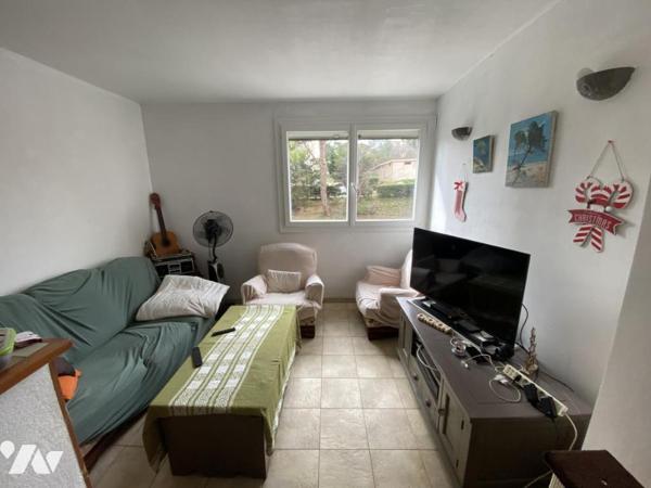 Appartement T4/5, traversant avec balcon fermé et cave.