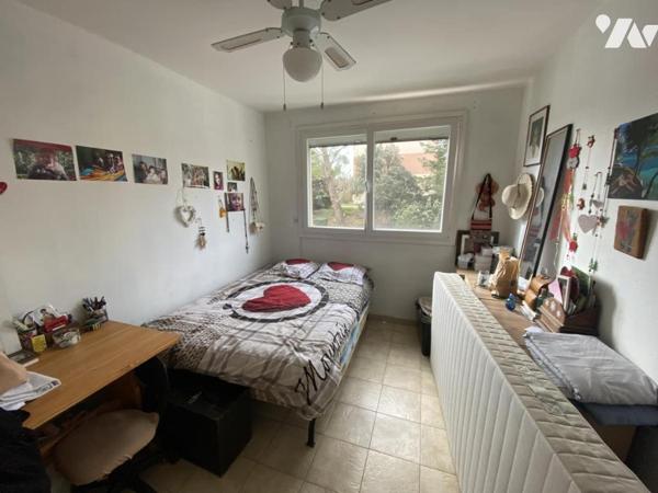Appartement T4/5, traversant avec balcon fermé et cave.