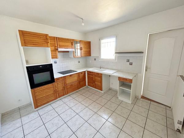Maison 4 pièce(s) plus bureau, de plain pied et avec garage.