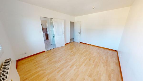 Maison 4 pièce(s) plus bureau, de plain pied et avec garage.