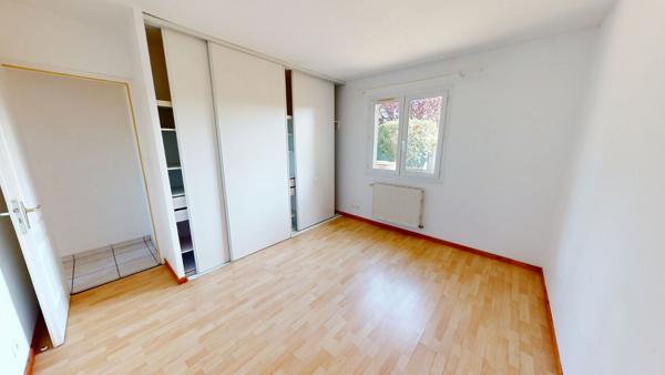 Maison 4 pièce(s) plus bureau, de plain pied et avec garage.