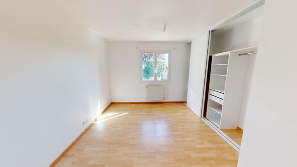 Maison 4 pièce(s) plus bureau, de plain pied et avec garage.