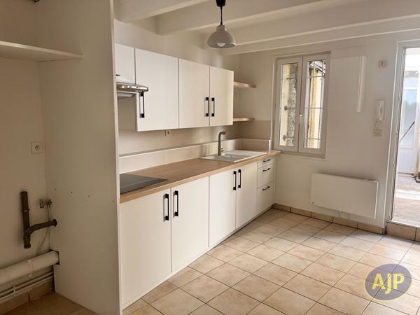 Appartement à louer Saintes : 2 pièces, 41m² avec 1 chambre(s) à 530€ - AJP Immobilier Saintes