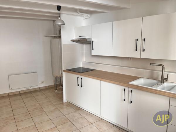 Appartement à louer Saintes : 2 pièces, 41m² avec 1 chambre(s) à 530€ - AJP Immobilier Saintes