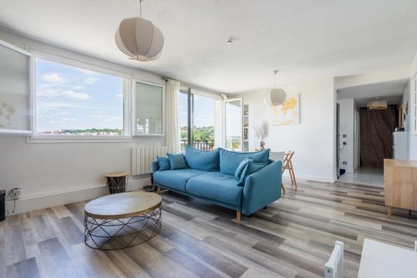 - 94170 LE PERREUX SUR MARNE - CENTRE VILLE - DERNIER ETAGE - VUE DEGAGEE - 3 CHAMBRES POSSIBLE - PARFAIT ETAT - CAVE ET PARKING -