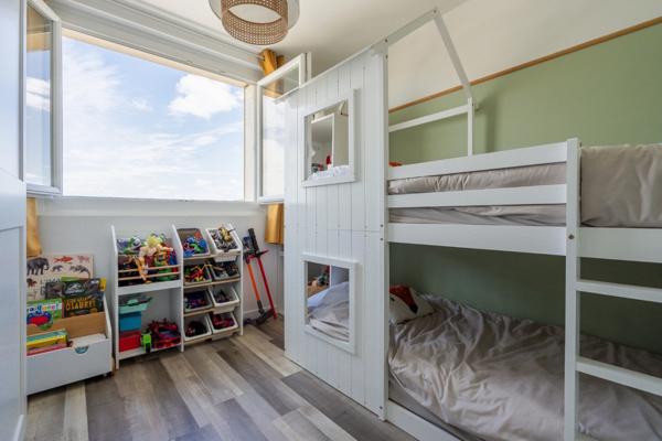 - 94170 LE PERREUX SUR MARNE - CENTRE VILLE - DERNIER ETAGE - VUE DEGAGEE - 3 CHAMBRES POSSIBLE - PARFAIT ETAT - CAVE ET PARKING -