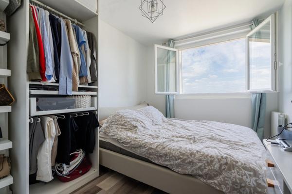 - 94170 LE PERREUX SUR MARNE - CENTRE VILLE - DERNIER ETAGE - VUE DEGAGEE - 3 CHAMBRES POSSIBLE - PARFAIT ETAT - CAVE ET PARKING -