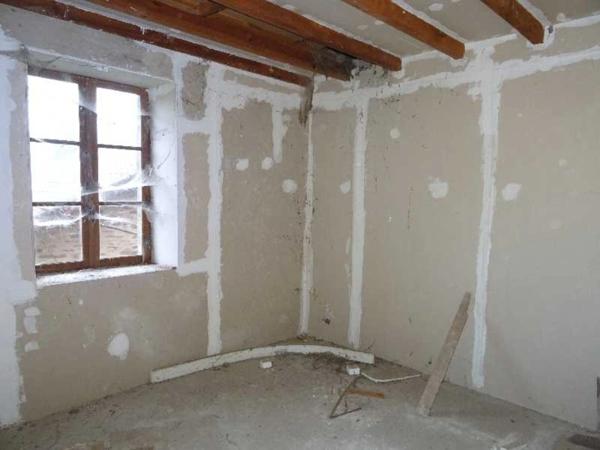 SECTEUR DOURNAZAC ENSEMBLE IMMOBILIER DE DEUX HABITATIONS AVEC DEUX BELLES GRANGES ATTENANTES ET UNE DEPENDANCE AVEC FOUR A PAIN A RENOVER EN TOTALITE