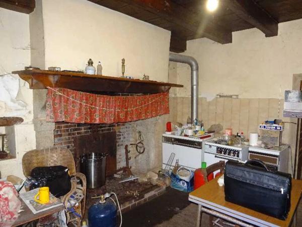 SECTEUR DOURNAZAC ENSEMBLE IMMOBILIER DE DEUX HABITATIONS AVEC DEUX BELLES GRANGES ATTENANTES ET UNE DEPENDANCE AVEC FOUR A PAIN A RENOVER EN TOTALITE