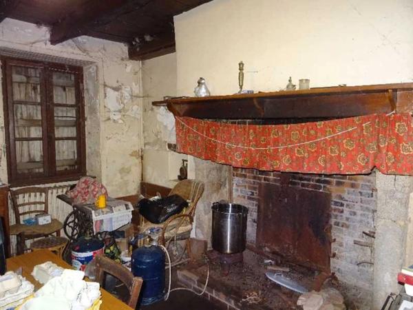 SECTEUR DOURNAZAC ENSEMBLE IMMOBILIER DE DEUX HABITATIONS AVEC DEUX BELLES GRANGES ATTENANTES ET UNE DEPENDANCE AVEC FOUR A PAIN A RENOVER EN TOTALITE