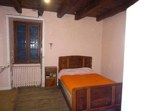 SECTEUR DOURNAZAC ENSEMBLE IMMOBILIER DE DEUX HABITATIONS AVEC DEUX BELLES GRANGES ATTENANTES ET UNE DEPENDANCE AVEC FOUR A PAIN A RENOVER EN TOTALITE