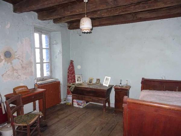 SECTEUR DOURNAZAC ENSEMBLE IMMOBILIER DE DEUX HABITATIONS AVEC DEUX BELLES GRANGES ATTENANTES ET UNE DEPENDANCE AVEC FOUR A PAIN A RENOVER EN TOTALITE