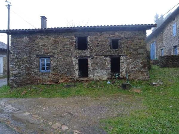 SECTEUR DOURNAZAC ENSEMBLE IMMOBILIER DE DEUX HABITATIONS AVEC DEUX BELLES GRANGES ATTENANTES ET UNE DEPENDANCE AVEC FOUR A PAIN A RENOVER EN TOTALITE