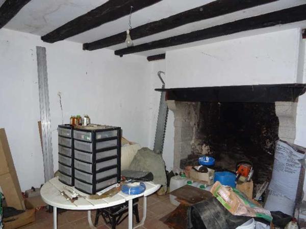 SECTEUR DOURNAZAC ENSEMBLE IMMOBILIER DE DEUX HABITATIONS AVEC DEUX BELLES GRANGES ATTENANTES ET UNE DEPENDANCE AVEC FOUR A PAIN A RENOVER EN TOTALITE