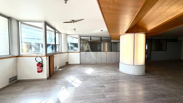 LOCAL COMMERCIAL DE 303.48 M2 AVEC BUREAUX VITRINES PROCHE CENTRE VILLE