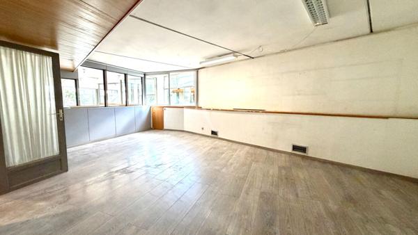 LOCAL COMMERCIAL DE 303.48 M2 AVEC BUREAUX VITRINES PROCHE CENTRE VILLE