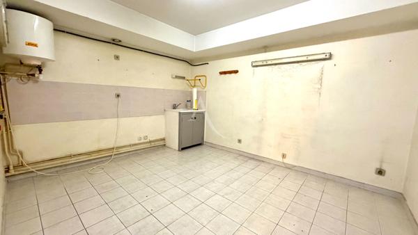 LOCAL COMMERCIAL DE 303.48 M2 AVEC BUREAUX VITRINES PROCHE CENTRE VILLE