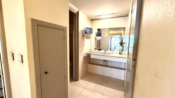 LOCAL COMMERCIAL DE 303.48 M2 AVEC BUREAUX VITRINES PROCHE CENTRE VILLE