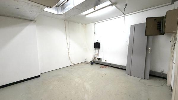 LOCAL COMMERCIAL DE 303.48 M2 AVEC BUREAUX VITRINES PROCHE CENTRE VILLE