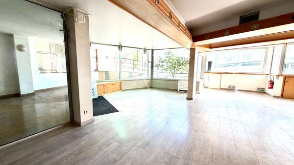 LOCAL COMMERCIAL DE 303.48 M2 AVEC BUREAUX VITRINES PROCHE CENTRE VILLE