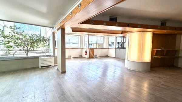 LOCAL COMMERCIAL DE 303.48 M2 AVEC BUREAUX VITRINES PROCHE CENTRE VILLE