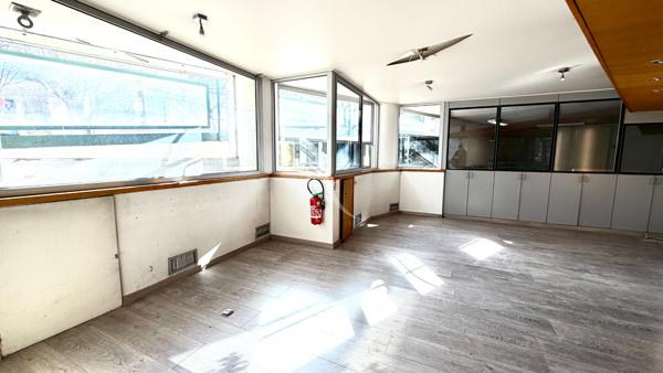 LOCAL COMMERCIAL DE 303.48 M2 AVEC BUREAUX VITRINES PROCHE CENTRE VILLE