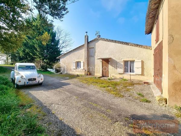 BSK immobilier Gers/ Gascogne vous présente en exclusivité 
Cette authentique maison en pierre, nichée dans un hameau paisible du Gers, est située sur la commune de la Sauvetat.
Ancienne ferme avec ses dépendances, parfaitement habitable, cette propriété avec un jardin de 1000 m² attenant, offre un potentiel de personnalisation pour une mise au goût du jour.

Caractéristiques de la maison :

Maison en pierre traditionnelle avec toiture entièrement refaite.
Vaste espace de vie de 55 m², idéal pour les familles.
3 chambres lumineuses avec fenêtres double vitrage neuves avec volets roulants électriques.
Chauffage économique et performant : poêle à pellets récent avec répartiteur de chaleur.
Raccordée au tout-à-l'égout.

Jardin de 800m² au Sud, piscinable, parfait pour profiter des beaux jours et 200 m² au Nord.
Dépendances de 135 m² sous la maison, offrant de multiples possibilités : garages, atelier, ou création d'un gîte pour location saisonnière.

Idéal pour les primo-accédants, les familles en quête de tranquillité ou pour un projet de résidence secondaire.
Située à seulement 10 km de Fleurance, cette maison bénéficie d'un emplacement idéal pour profiter du calme de la campagne tout en restant proche des commodités.
Le village, perché sur une colline, offre une vue imprenable sur la chaîne des Pyrénées et la ville historique de Lectoure.
Profitez des services de proximité : école primaire, bar-restaurant convivial et épicerie locale.
Accès facile : à seulement 1h de Toulouse et d'Agen (desservies par le TGV) puis avec les lignes de bus SNCF.
Un véritable coup de cœur vous attend ! Ne tardez pas à organiser une visite.