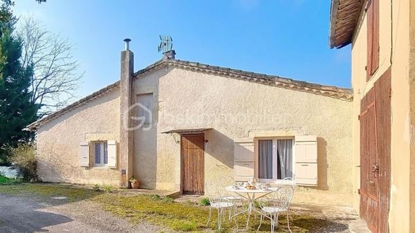 BSK immobilier Gers/ Gascogne vous présente en exclusivité 
Cette authentique maison en pierre, nichée dans un hameau paisible du Gers, est située sur la commune de la Sauvetat.
Ancienne ferme avec ses dépendances, parfaitement habitable, cette propriété avec un jardin de 1000 m² attenant, offre un potentiel de personnalisation pour une mise au goût du jour.

Caractéristiques de la maison :

Maison en pierre traditionnelle avec toiture entièrement refaite.
Vaste espace de vie de 55 m², idéal pour les familles.
3 chambres lumineuses avec fenêtres double vitrage neuves avec volets roulants électriques.
Chauffage économique et performant : poêle à pellets récent avec répartiteur de chaleur.
Raccordée au tout-à-l'égout.

Jardin de 800m² au Sud, piscinable, parfait pour profiter des beaux jours et 200 m² au Nord.
Dépendances de 135 m² sous la maison, offrant de multiples possibilités : garages, atelier, ou création d'un gîte pour location saisonnière.

Idéal pour les primo-accédants, les familles en quête de tranquillité ou pour un projet de résidence secondaire.
Située à seulement 10 km de Fleurance, cette maison bénéficie d'un emplacement idéal pour profiter du calme de la campagne tout en restant proche des commodités.
Le village, perché sur une colline, offre une vue imprenable sur la chaîne des Pyrénées et la ville historique de Lectoure.
Profitez des services de proximité : école primaire, bar-restaurant convivial et épicerie locale.
Accès facile : à seulement 1h de Toulouse et d'Agen (desservies par le TGV) puis avec les lignes de bus SNCF.
Un véritable coup de cœur vous attend ! Ne tardez pas à organiser une visite.