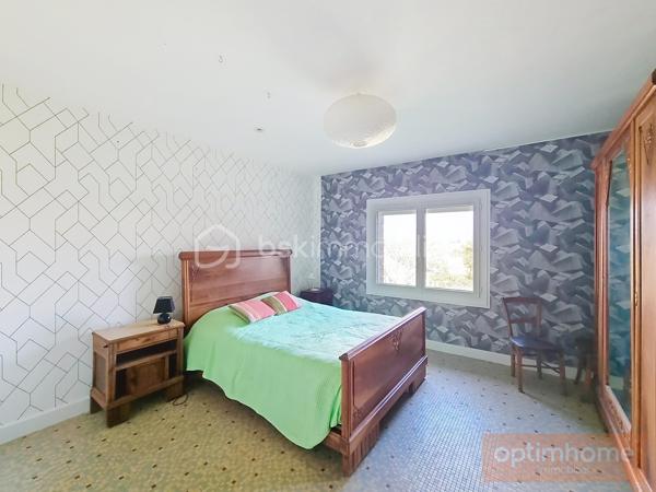 BSK immobilier Gers/ Gascogne vous présente en exclusivité 
Cette authentique maison en pierre, nichée dans un hameau paisible du Gers, est située sur la commune de la Sauvetat.
Ancienne ferme avec ses dépendances, parfaitement habitable, cette propriété avec un jardin de 1000 m² attenant, offre un potentiel de personnalisation pour une mise au goût du jour.

Caractéristiques de la maison :

Maison en pierre traditionnelle avec toiture entièrement refaite.
Vaste espace de vie de 55 m², idéal pour les familles.
3 chambres lumineuses avec fenêtres double vitrage neuves avec volets roulants électriques.
Chauffage économique et performant : poêle à pellets récent avec répartiteur de chaleur.
Raccordée au tout-à-l'égout.

Jardin de 800m² au Sud, piscinable, parfait pour profiter des beaux jours et 200 m² au Nord.
Dépendances de 135 m² sous la maison, offrant de multiples possibilités : garages, atelier, ou création d'un gîte pour location saisonnière.

Idéal pour les primo-accédants, les familles en quête de tranquillité ou pour un projet de résidence secondaire.
Située à seulement 10 km de Fleurance, cette maison bénéficie d'un emplacement idéal pour profiter du calme de la campagne tout en restant proche des commodités.
Le village, perché sur une colline, offre une vue imprenable sur la chaîne des Pyrénées et la ville historique de Lectoure.
Profitez des services de proximité : école primaire, bar-restaurant convivial et épicerie locale.
Accès facile : à seulement 1h de Toulouse et d'Agen (desservies par le TGV) puis avec les lignes de bus SNCF.
Un véritable coup de cœur vous attend ! Ne tardez pas à organiser une visite.