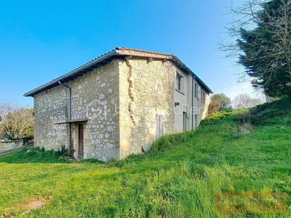 BSK immobilier Gers/ Gascogne vous présente en exclusivité 
Cette authentique maison en pierre, nichée dans un hameau paisible du Gers, est située sur la commune de la Sauvetat.
Ancienne ferme avec ses dépendances, parfaitement habitable, cette propriété avec un jardin de 1000 m² attenant, offre un potentiel de personnalisation pour une mise au goût du jour.

Caractéristiques de la maison :

Maison en pierre traditionnelle avec toiture entièrement refaite.
Vaste espace de vie de 55 m², idéal pour les familles.
3 chambres lumineuses avec fenêtres double vitrage neuves avec volets roulants électriques.
Chauffage économique et performant : poêle à pellets récent avec répartiteur de chaleur.
Raccordée au tout-à-l'égout.

Jardin de 800m² au Sud, piscinable, parfait pour profiter des beaux jours et 200 m² au Nord.
Dépendances de 135 m² sous la maison, offrant de multiples possibilités : garages, atelier, ou création d'un gîte pour location saisonnière.

Idéal pour les primo-accédants, les familles en quête de tranquillité ou pour un projet de résidence secondaire.
Située à seulement 10 km de Fleurance, cette maison bénéficie d'un emplacement idéal pour profiter du calme de la campagne tout en restant proche des commodités.
Le village, perché sur une colline, offre une vue imprenable sur la chaîne des Pyrénées et la ville historique de Lectoure.
Profitez des services de proximité : école primaire, bar-restaurant convivial et épicerie locale.
Accès facile : à seulement 1h de Toulouse et d'Agen (desservies par le TGV) puis avec les lignes de bus SNCF.
Un véritable coup de cœur vous attend ! Ne tardez pas à organiser une visite.