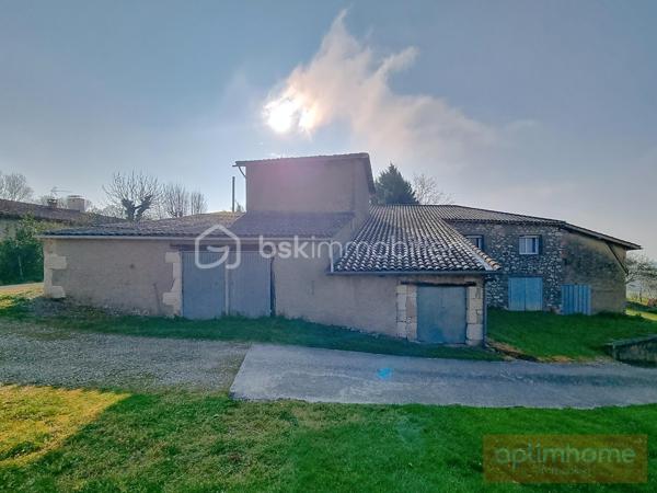 BSK immobilier Gers/ Gascogne vous présente en exclusivité 
Cette authentique maison en pierre, nichée dans un hameau paisible du Gers, est située sur la commune de la Sauvetat.
Ancienne ferme avec ses dépendances, parfaitement habitable, cette propriété avec un jardin de 1000 m² attenant, offre un potentiel de personnalisation pour une mise au goût du jour.

Caractéristiques de la maison :

Maison en pierre traditionnelle avec toiture entièrement refaite.
Vaste espace de vie de 55 m², idéal pour les familles.
3 chambres lumineuses avec fenêtres double vitrage neuves avec volets roulants électriques.
Chauffage économique et performant : poêle à pellets récent avec répartiteur de chaleur.
Raccordée au tout-à-l'égout.

Jardin de 800m² au Sud, piscinable, parfait pour profiter des beaux jours et 200 m² au Nord.
Dépendances de 135 m² sous la maison, offrant de multiples possibilités : garages, atelier, ou création d'un gîte pour location saisonnière.

Idéal pour les primo-accédants, les familles en quête de tranquillité ou pour un projet de résidence secondaire.
Située à seulement 10 km de Fleurance, cette maison bénéficie d'un emplacement idéal pour profiter du calme de la campagne tout en restant proche des commodités.
Le village, perché sur une colline, offre une vue imprenable sur la chaîne des Pyrénées et la ville historique de Lectoure.
Profitez des services de proximité : école primaire, bar-restaurant convivial et épicerie locale.
Accès facile : à seulement 1h de Toulouse et d'Agen (desservies par le TGV) puis avec les lignes de bus SNCF.
Un véritable coup de cœur vous attend ! Ne tardez pas à organiser une visite.