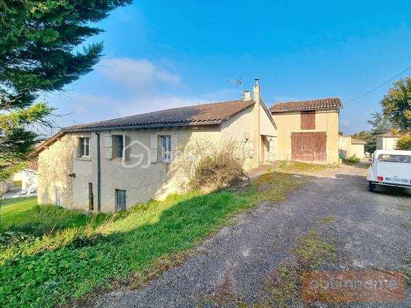 BSK immobilier Gers/ Gascogne vous présente en exclusivité 
Cette authentique maison en pierre, nichée dans un hameau paisible du Gers, est située sur la commune de la Sauvetat.
Ancienne ferme avec ses dépendances, parfaitement habitable, cette propriété avec un jardin de 1000 m² attenant, offre un potentiel de personnalisation pour une mise au goût du jour.

Caractéristiques de la maison :

Maison en pierre traditionnelle avec toiture entièrement refaite.
Vaste espace de vie de 55 m², idéal pour les familles.
3 chambres lumineuses avec fenêtres double vitrage neuves avec volets roulants électriques.
Chauffage économique et performant : poêle à pellets récent avec répartiteur de chaleur.
Raccordée au tout-à-l'égout.

Jardin de 800m² au Sud, piscinable, parfait pour profiter des beaux jours et 200 m² au Nord.
Dépendances de 135 m² sous la maison, offrant de multiples possibilités : garages, atelier, ou création d'un gîte pour location saisonnière.

Idéal pour les primo-accédants, les familles en quête de tranquillité ou pour un projet de résidence secondaire.
Située à seulement 10 km de Fleurance, cette maison bénéficie d'un emplacement idéal pour profiter du calme de la campagne tout en restant proche des commodités.
Le village, perché sur une colline, offre une vue imprenable sur la chaîne des Pyrénées et la ville historique de Lectoure.
Profitez des services de proximité : école primaire, bar-restaurant convivial et épicerie locale.
Accès facile : à seulement 1h de Toulouse et d'Agen (desservies par le TGV) puis avec les lignes de bus SNCF.
Un véritable coup de cœur vous attend ! Ne tardez pas à organiser une visite.