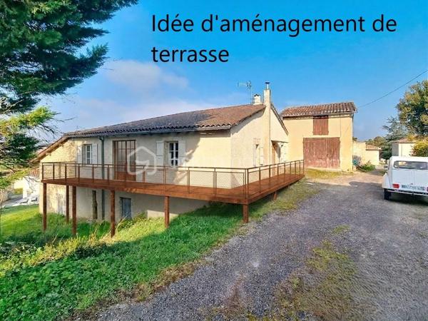 BSK immobilier Gers/ Gascogne vous présente en exclusivité 
Cette authentique maison en pierre, nichée dans un hameau paisible du Gers, est située sur la commune de la Sauvetat.
Ancienne ferme avec ses dépendances, parfaitement habitable, cette propriété avec un jardin de 1000 m² attenant, offre un potentiel de personnalisation pour une mise au goût du jour.

Caractéristiques de la maison :

Maison en pierre traditionnelle avec toiture entièrement refaite.
Vaste espace de vie de 55 m², idéal pour les familles.
3 chambres lumineuses avec fenêtres double vitrage neuves avec volets roulants électriques.
Chauffage économique et performant : poêle à pellets récent avec répartiteur de chaleur.
Raccordée au tout-à-l'égout.

Jardin de 800m² au Sud, piscinable, parfait pour profiter des beaux jours et 200 m² au Nord.
Dépendances de 135 m² sous la maison, offrant de multiples possibilités : garages, atelier, ou création d'un gîte pour location saisonnière.

Idéal pour les primo-accédants, les familles en quête de tranquillité ou pour un projet de résidence secondaire.
Située à seulement 10 km de Fleurance, cette maison bénéficie d'un emplacement idéal pour profiter du calme de la campagne tout en restant proche des commodités.
Le village, perché sur une colline, offre une vue imprenable sur la chaîne des Pyrénées et la ville historique de Lectoure.
Profitez des services de proximité : école primaire, bar-restaurant convivial et épicerie locale.
Accès facile : à seulement 1h de Toulouse et d'Agen (desservies par le TGV) puis avec les lignes de bus SNCF.
Un véritable coup de cœur vous attend ! Ne tardez pas à organiser une visite.